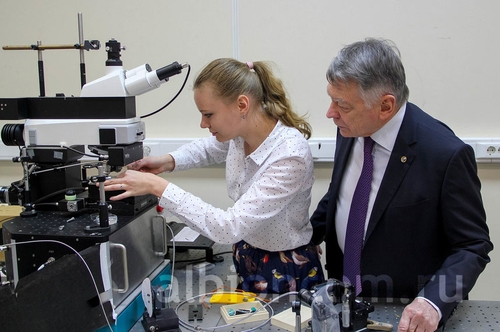 Das Akademiemitglied der RAW (Russischen Akademie der Wissenschaften) A.S.Sigow mit der Studentin im Labor MIREA
