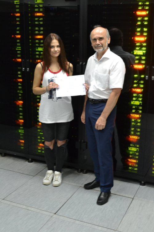 Юлия получает сертификат о прохождении стажировки в МГУ Юлия получает сертификат о прохождении стажировки в МГУ