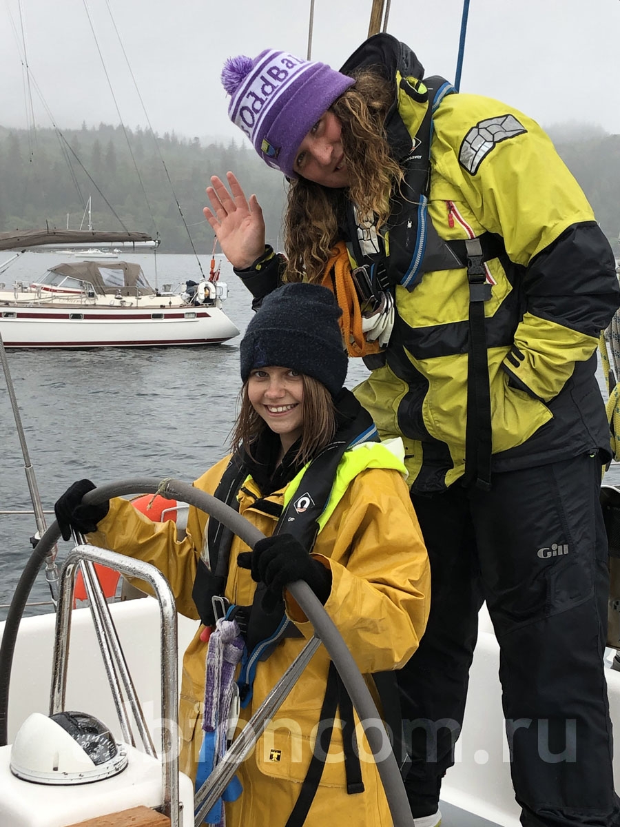 Ученица Gordonstoun Мария М. за штурвалом морской яхты во время морской экспедиции Ocean Spirit-2019
