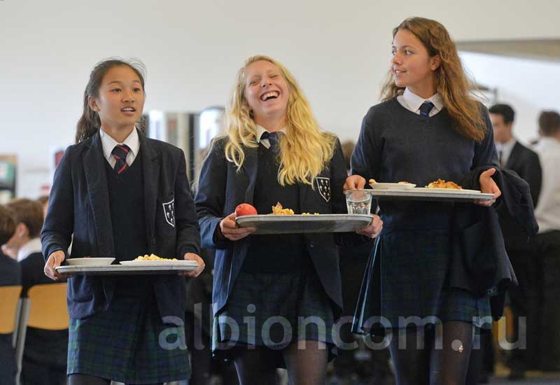 Ученицы Sevenoaks в обеденном зале школы