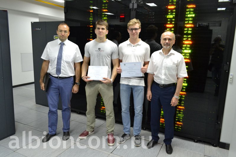 Les étudiants d'Albion reçoivent des certificats après leur stage sur le supercalculateur "Lomonosov" du conseiller scientifique, membre correspondant de l'Académie des sciences de Russie, V.Voevodin (à droite)