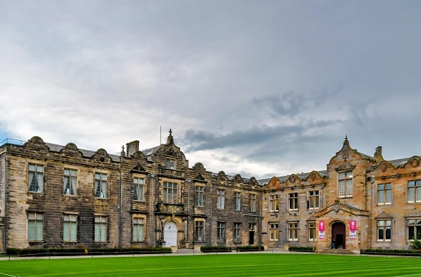 Желідегі жас жігіттердің гей бейнелері